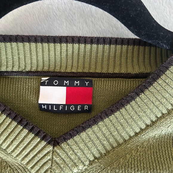 Green tommy Hilfiger sweater. Size M - Picture 2 of 2